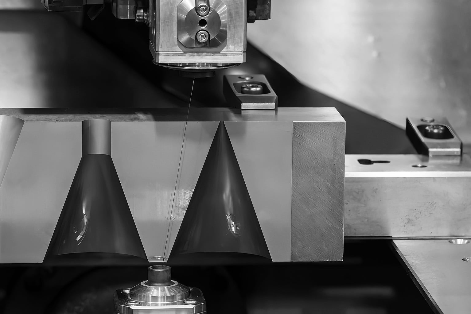 Drahterodiermaschine bei DE-JO CNC Technik in Kenzingen – filigrane Konturbearbeitung